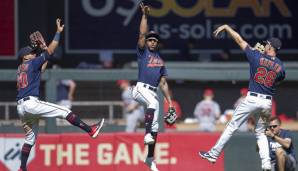 Max Kepler (r.) feiert mit seinen Teamkollegen Eddie Rosario (l.) und Byron Buxton.