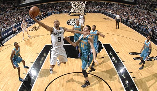 Wir machen den Weg frei: Die Hornets lassen Spurs-Topscorer Tony Parker (19) zum Korb ziehen