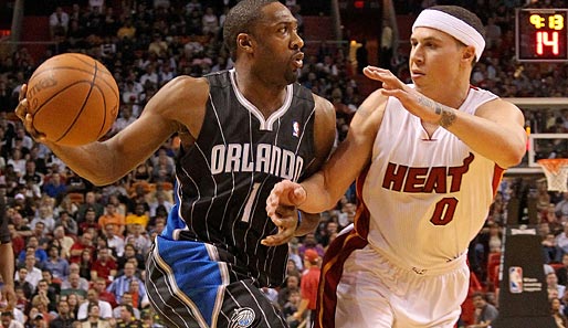 Mike Bibby (r.) machte bei seinem Debüt für Miami 3 Punkte, Gilbert Arenas 11 Punkte für Orlando