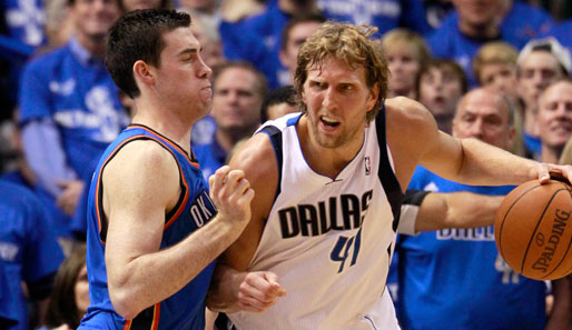 Dirk Nowitzki (r.) lässt den Oklahoma City Thunder im ersten Spiel der Conference-Finals keine Chance