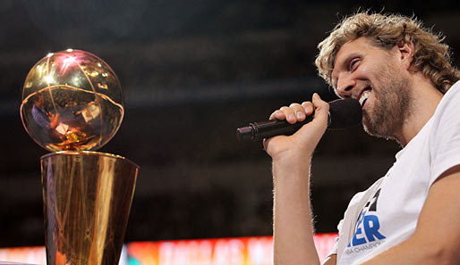 Dirk Nowitzki hatte bei der Meisterfeier der Dallas Mavericks Schwierigkeiten die Töne zu treffen