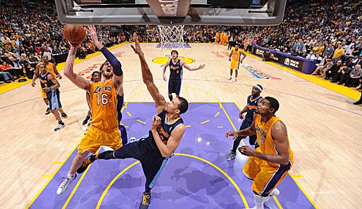 Pau Gasol (l.) war unter dem Korb nicht zu stoppen. Kollege Andrew Bynum (r.) auch nicht