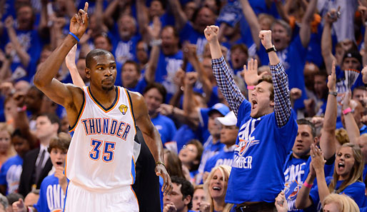 Kevin Durant feiert mit den Oklahoma City Thunder den Sieg in Spiel 1