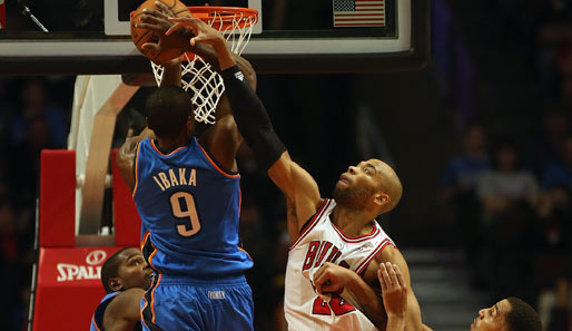 Power Forward Serge Ibaka (m.) stellte die Chicago Bulls immer wieder vor Probleme