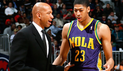 Anthony Davis im Gespräch mit Coach Monty Williams. Der Rookie sucht noch seinen Platz in der NBA