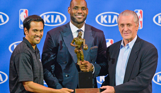 Erik Spoelstra (l.) und Pat Riley (r.) gehörten zu den ersten Gratulanten von MVP LeBron James