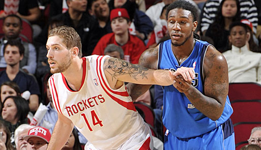 Tim Ohlbrecht (l.) absolvierte bislang drei Partien für die Rockets in der NBA