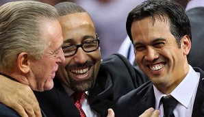 Erik Spoelstra (r.) bleibt Pat Riley (l.) und den Miami Heat weiterhin erhalten