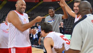 John Amaechi hatte beim NBA Cares / Unity Game viel Spaß mit Kevin Durant und Peja Stojakovic