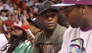 Box-Weltmeister Floyd Mayweather Jr. (2. v.r.) hier bei einem Spiel der Miami Heat