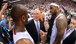 Gregg Popovich (M.) verbindet nicht die schönsten Erinnerungen mit Wade (l.) und James (r.)