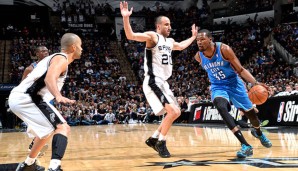 Kevin Durant (r.) wurde von Manu Ginobili (m.) hart verteidigt, erzielte dennoch 36 Punkte