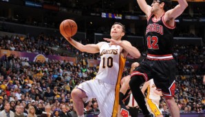 Steve Nash (l.) musste gegen die Bulls verletzt vorzeitig vom Parkett