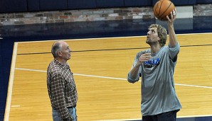 Holger Geschwindner (l.) begleitet Dirk Nowitzki bereits die gesamte Profi-Karriere