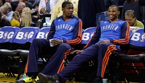 Russell Westbrook (r.) auf der Bank neben Kevin Durant