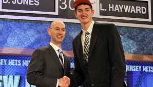 Center Tibor Pleiss (r.) wurde 2010 an 31. Stelle von den New Jersey Nets gedraftet