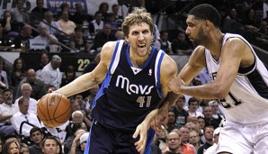 Dirk Nowitzki (l.) wird von Tim Duncan abgeschirmt