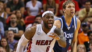 Dirk Nowitzki (r.) spielte eine starke Saison bei den Dallas Mavericks