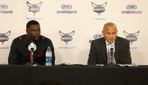 Hornets-GM Rich Cho (r.) hofft, dass Neuzugang Lance Stephenson sich im Griff haben wird