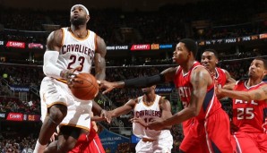 LeBron James (l.) und die Cavaliers setzten der Siegesserie der Hawks ein Ende