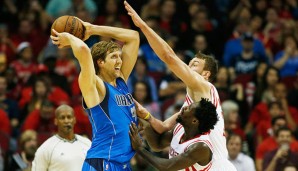 Dirk Nowitzki (l.) hatte keinen leichten Stand gegen die Defensive der Rockets