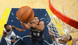 Anthony Davis (M.) steigt hoch zum Korb. In dieser Saison ist "The Brow" nicht zu stoppen