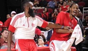 Die Rockets profitieren von Trevor Arizas (r.) guter Defense - auch James Harden (l.)