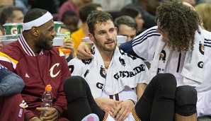 Ein seltenes Bild: Ruhepause für LeBron James und Kevin Love