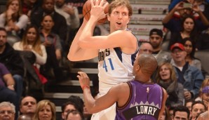 Dirk Nowitzki (M.) erlebte einen gebrauchten Abend gegen die Raptors