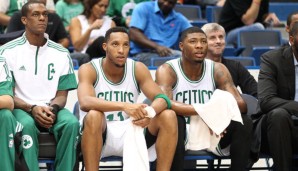 Rajon Rondo (l.) und Marcus Smart (r.) müssen derzeit verletzt zusehen