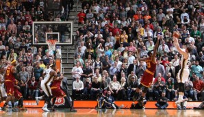 Gordon Heyward (r.) setzt zum Wurf an - und LeBron James (l.) ist ganz weit weg