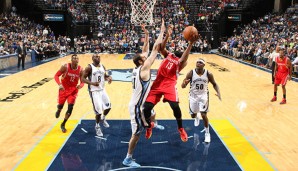 James Harden (3. v.r.) hatte einen schweren Stand gegen die Grizzlies-Defensive