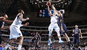 Chandler Parsons steigt zum Layup hoch, während Tyson Chandler (l.) schon auf einen Rebound lauert