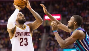 LeBron James (l.) zeigte eine starke Partie gegen Charlotte