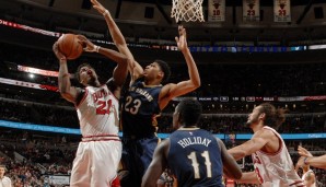 Jimmy Butler (l.) ließ sich auch von Anthony Davis nicht aufhalten und kam auf 33 Punkte