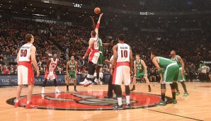 Beim Jump Ball ein enges Ding - und das blieb es bis zum Schluss: Boston gegen Toronto