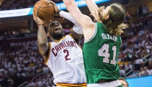 Kyrie Irving (l.) führte Cleveland zum Sieg in Spiel eins gegen die Celtics