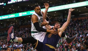 Ein Bild mit Symbolcharakter: Wenig später verletzte sich Kevin Love (r.) im Clinch mit Kelly Olynyk