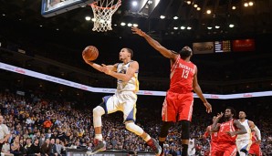 Steph Curry zieht zum Korb, James Harden (r.) ist überwunden