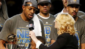 Andre Iguodala durfte nach Spiel 6 den Bill Russell Award in Empfang nehmen