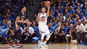 Stephen Curry (r.) zeigte Anthony Davis zum Auftakt die Grenzen auf