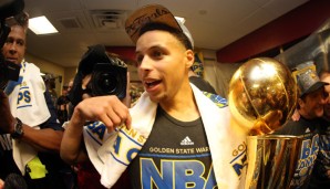 Stephen Curry mit der Larry O'Brien Trophy - alles nur Zufall?