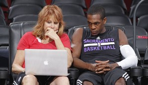 Hochkonzentriert: Nancy Lieberman im Videostudium mit Kings-Point Guard Rajon Rondo