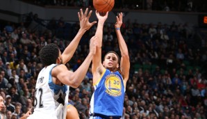 Steph Curry (r.) erzielte 46 Punkte und versenkte 8 Dreier gegen die Timberwolves