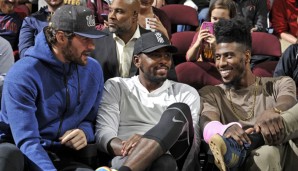 Kyrie Ivring (M.) zusammen mit Kevin Love (l.) und Iman Shumpert