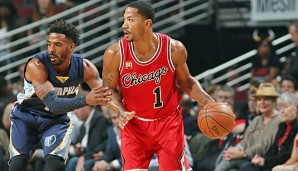 Derrick Rose (r.) lässt sein rechtes Knie genauer untersuchen