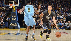 Stephen Curry (r.) verletzte sich gegen die Denver Nuggets erneut am Schienbein