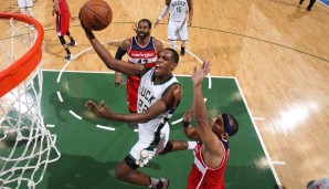 Khris Middleton (M.) führt die Bucks mit 27 Punkten zum Sieg