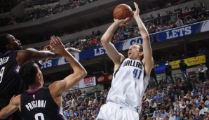 Dirk Nowitzki (r.) war bei den Mavericks größtenteils auf sich allein gestellt