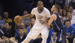 Kein faires Duell: Kevin Durant (l.) gegen J.J. Barea